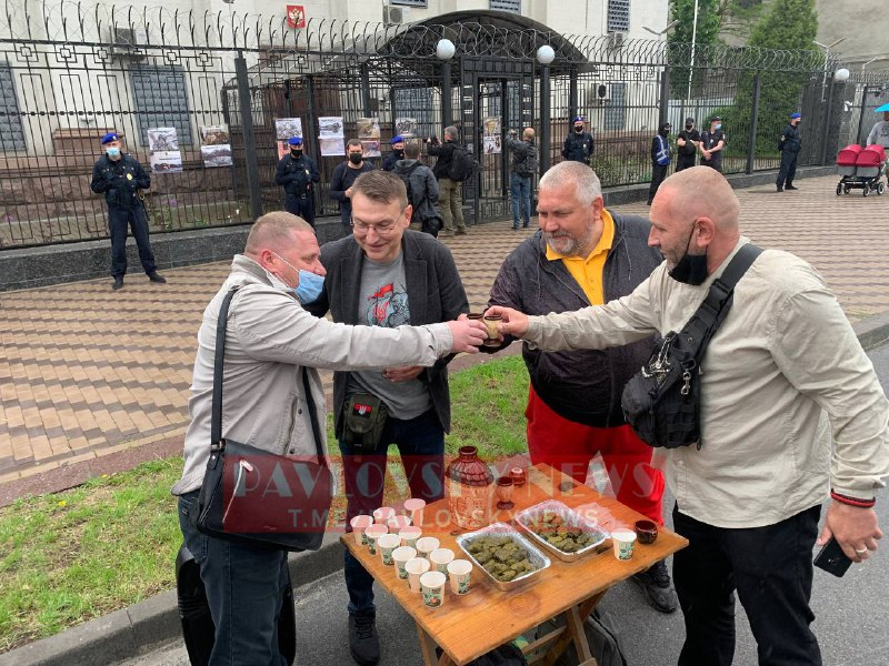 В Киеве украинские радикалы сожгли картонный Кремль у российского посольства