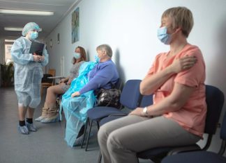 В пяти областях Украины приостановили вакцинацию