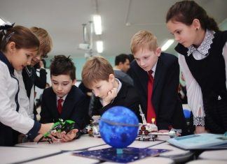 В правительстве обозначили сроки подачи заявлений на выплаты семьям школьников