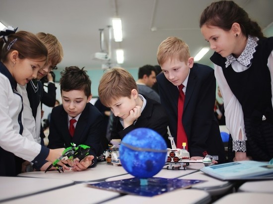 В правительстве обозначили сроки подачи заявлений на выплаты семьям школьников