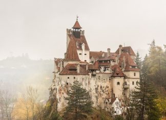 В румынском замке Дракулы бесплатно вакцинируют посетителей