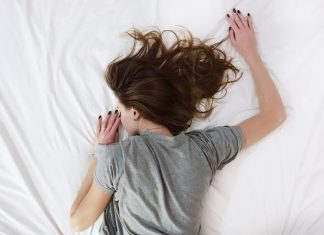 Врач рассказал о правильном выстраивании сна в майские праздники