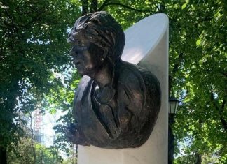 Автор скандального памятника Галине Волчек объяснил свою «задумку»