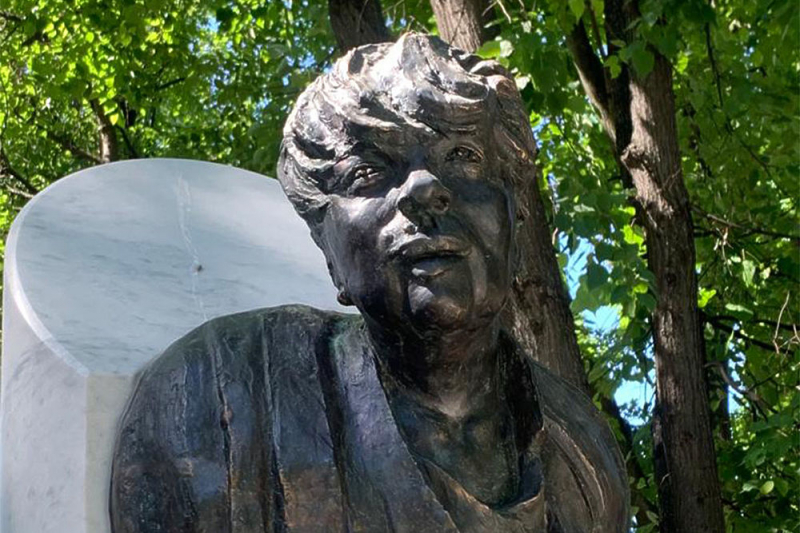 Автор скандального памятника Галине Волчек объяснил свою &laquo;задумку&raquo;