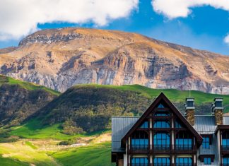 Азербайджан открывается для россиян. Но не для всех