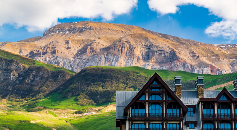 Азербайджан открывается для россиян. Но не для всех