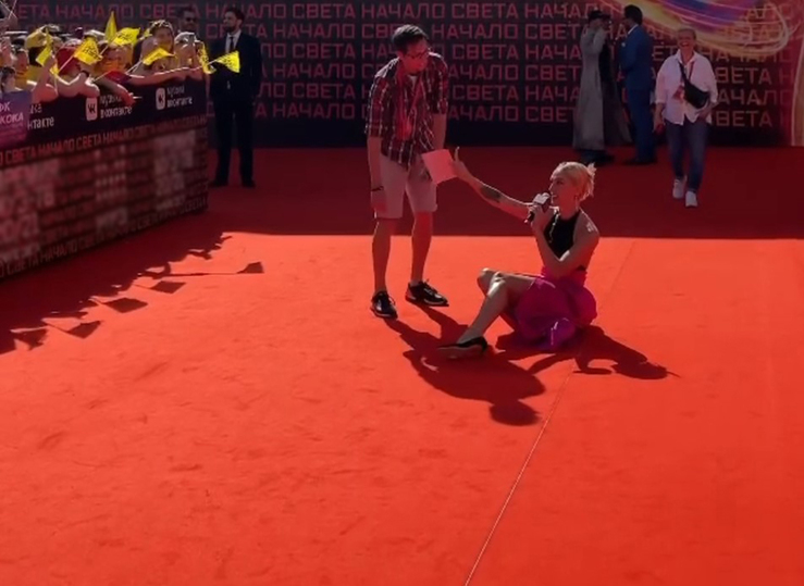 Ивлеева запуталась в каблуках и рухнула на красной дорожке