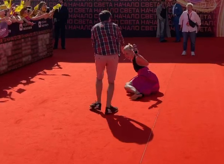 Ивлеева запуталась в каблуках и рухнула на красной дорожке
