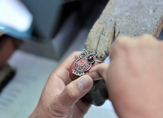 Любовница умиравшего российского миллиардера обокрала его на 25 млн