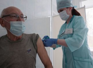 Роспотребнадзор: Пожилые люди легко переносят вакцинацию от COVID-19