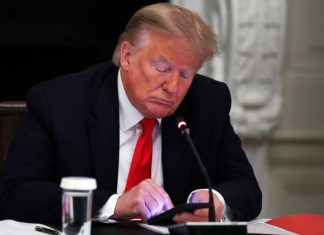 Слитые пароли и мат на конференции: как технологии подводят политиков