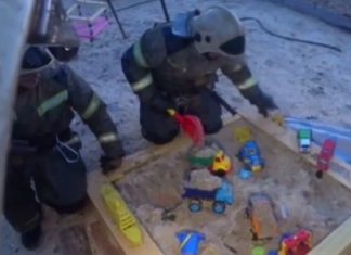 Сотрудники МЧС после тушения пожара поиграли с машинками в песочнице