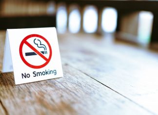 В Госдуме предлагают открыть курилки на территории отелей