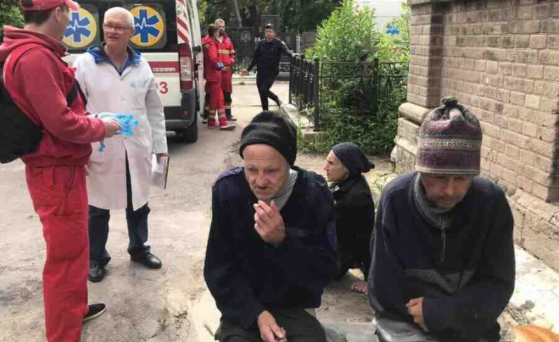 В Одессе санитары психбольницы бросили трех пациентов на кладбище