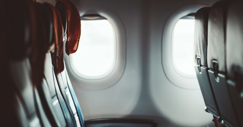 Бортпроводница рассказывает, почему лучше не прислоняться к иллюминатору
