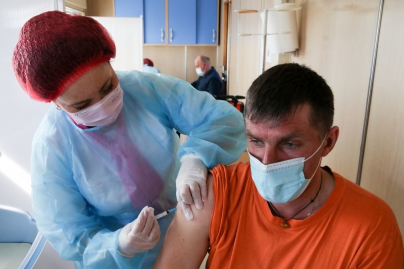 Названо число полностью прошедших вакцинацию от COVID-19 россиян