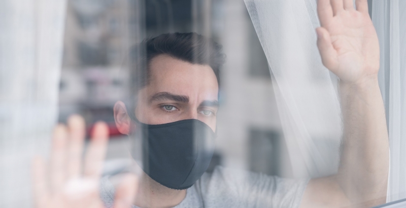 &laquo;В следующий раз отправлюсь домой на шлюпке&raquo;: застрявший в карантине британец выражает протест записками в окне