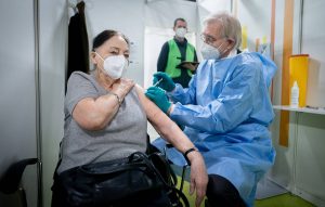 Глава Центра им. Гамалеи рассказал о самых возрастных привитых от коронавируса сотрудниках