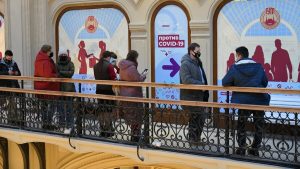 Иммунолог дал советы россиянам, не переболевшим COVID-19