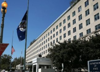 Вашингтон предал своих служащих – чиновники Госдепа требуют российскую вакцину