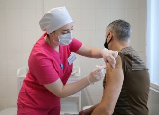 Прививать иностранцев в России пока не планируют