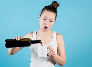 Нарколог рассказал о влиянии алкоголя на организм переболевших COVID-19