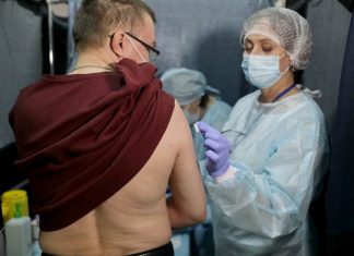 Определена эффективность вакцины «ЭпиВакКорона»