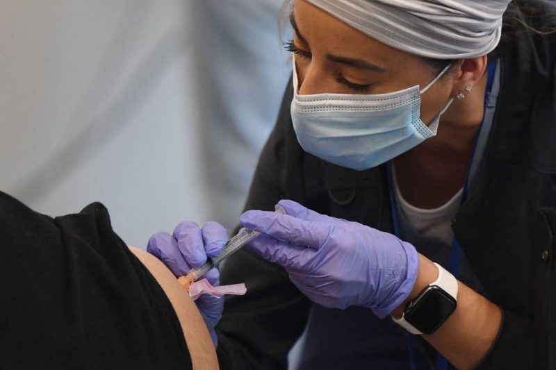 Первый доброволец получил прививку многовариантной вакциной против COVID-19