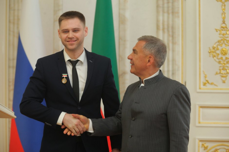 Рустам Минниханов &mdash; &laquo;Синтезу&raquo;: &laquo;Вы заслуженно стали чемпионами&raquo;