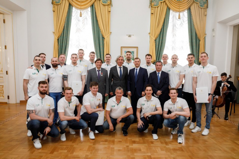 Рустам Минниханов &mdash; &laquo;Синтезу&raquo;: &laquo;Вы заслуженно стали чемпионами&raquo;