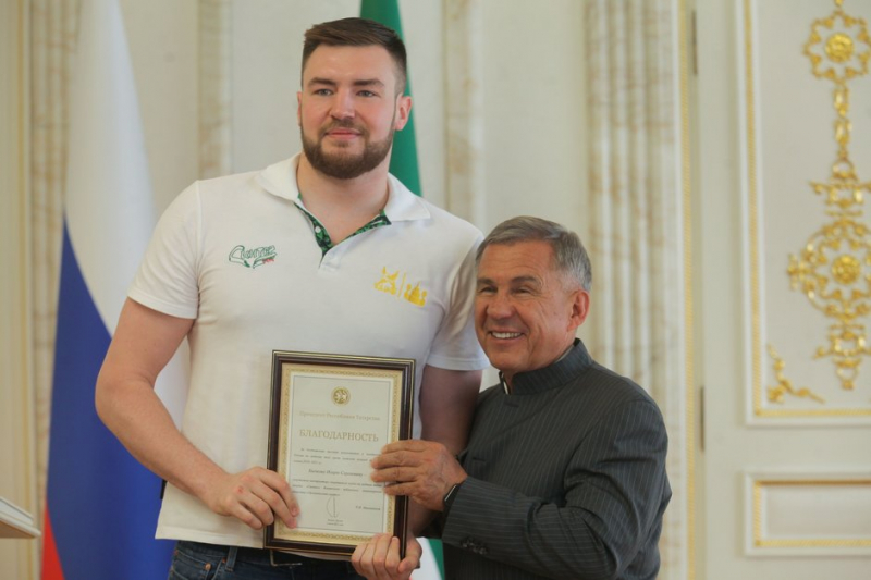 Рустам Минниханов &mdash; &laquo;Синтезу&raquo;: &laquo;Вы заслуженно стали чемпионами&raquo;