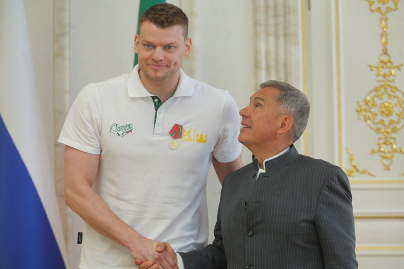 Рустам Минниханов &mdash; &laquo;Синтезу&raquo;: &laquo;Вы заслуженно стали чемпионами&raquo;