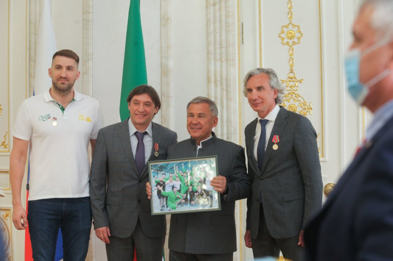 Рустам Минниханов &mdash; &laquo;Синтезу&raquo;: &laquo;Вы заслуженно стали чемпионами&raquo;