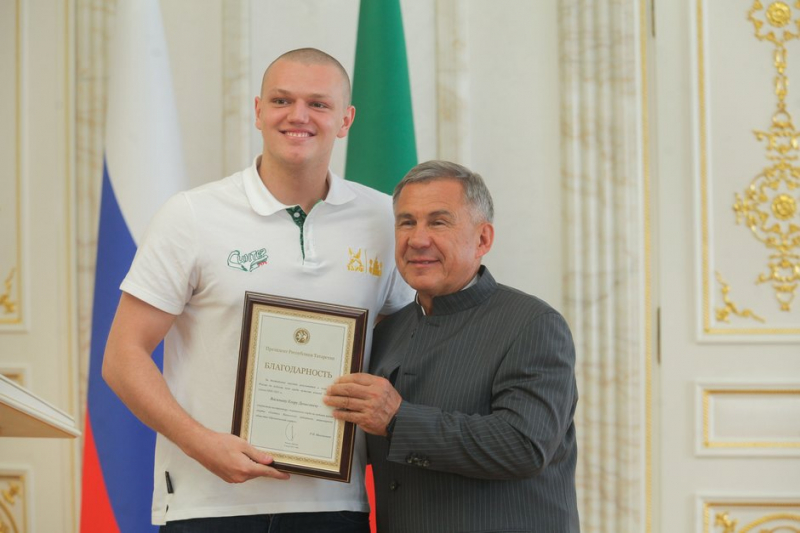 Рустам Минниханов &mdash; &laquo;Синтезу&raquo;: &laquo;Вы заслуженно стали чемпионами&raquo;