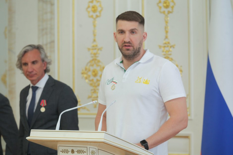 Рустам Минниханов &mdash; &laquo;Синтезу&raquo;: &laquo;Вы заслуженно стали чемпионами&raquo;