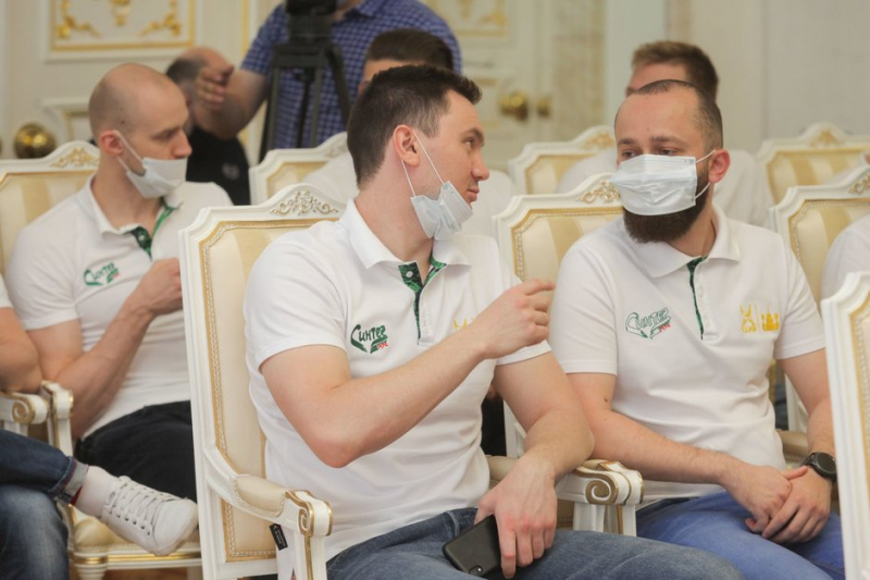 Рустам Минниханов &mdash; &laquo;Синтезу&raquo;: &laquo;Вы заслуженно стали чемпионами&raquo;