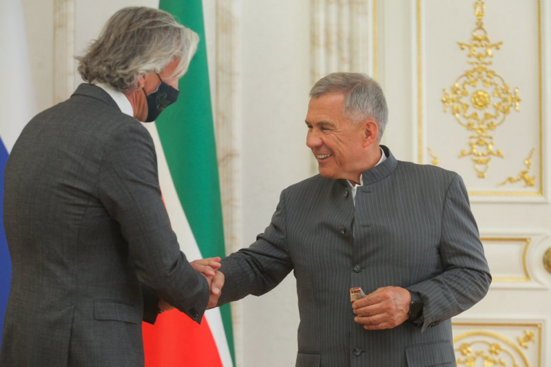 Рустам Минниханов &mdash; &laquo;Синтезу&raquo;: &laquo;Вы заслуженно стали чемпионами&raquo;