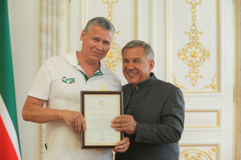 Рустам Минниханов &mdash; &laquo;Синтезу&raquo;: &laquo;Вы заслуженно стали чемпионами&raquo;