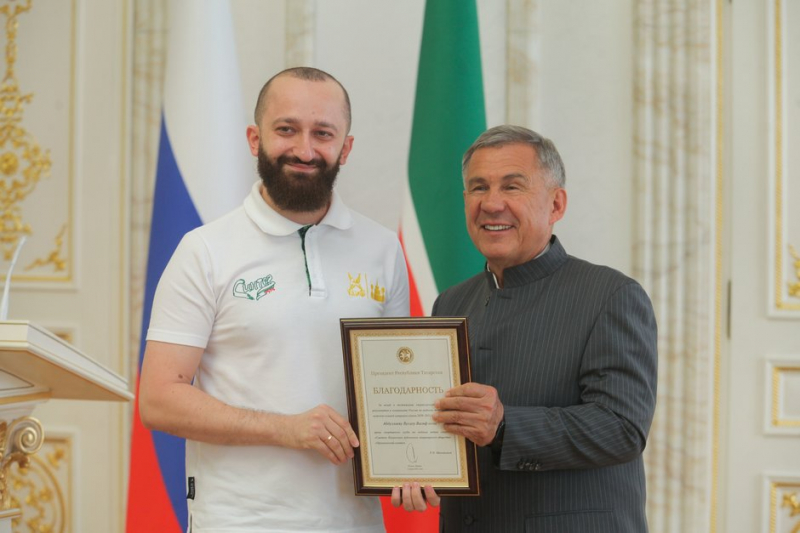 Рустам Минниханов &mdash; &laquo;Синтезу&raquo;: &laquo;Вы заслуженно стали чемпионами&raquo;