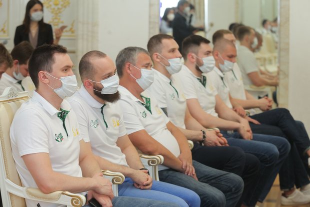 Рустам Минниханов &mdash; &laquo;Синтезу&raquo;: &laquo;Вы заслуженно стали чемпионами&raquo;