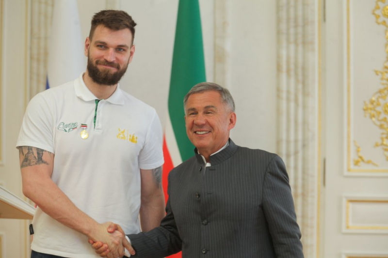 Рустам Минниханов &mdash; &laquo;Синтезу&raquo;: &laquo;Вы заслуженно стали чемпионами&raquo;