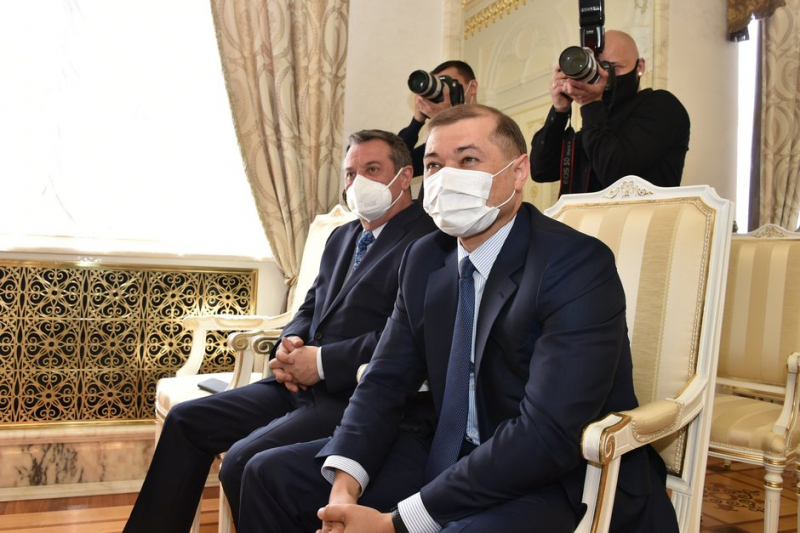 Рустам Минниханов &mdash; &laquo;Синтезу&raquo;: &laquo;Вы заслуженно стали чемпионами&raquo;