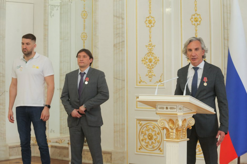 Рустам Минниханов &mdash; &laquo;Синтезу&raquo;: &laquo;Вы заслуженно стали чемпионами&raquo;