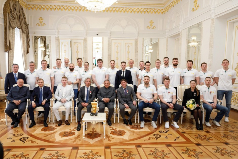 Рустам Минниханов &mdash; &laquo;Синтезу&raquo;: &laquo;Вы заслуженно стали чемпионами&raquo;