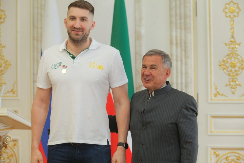 Рустам Минниханов &mdash; &laquo;Синтезу&raquo;: &laquo;Вы заслуженно стали чемпионами&raquo;