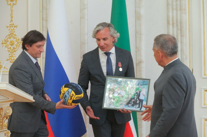 Рустам Минниханов &mdash; &laquo;Синтезу&raquo;: &laquo;Вы заслуженно стали чемпионами&raquo;