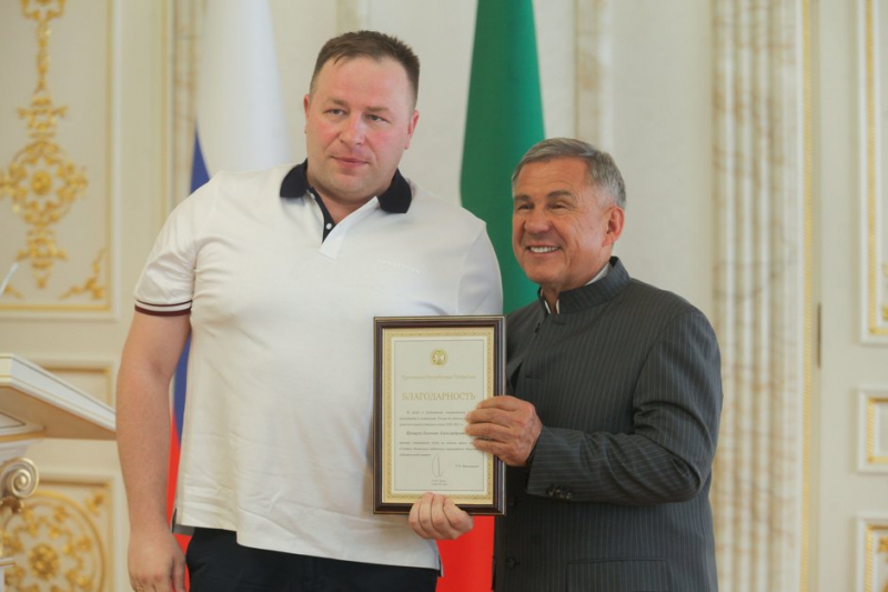 Рустам Минниханов &mdash; &laquo;Синтезу&raquo;: &laquo;Вы заслуженно стали чемпионами&raquo;