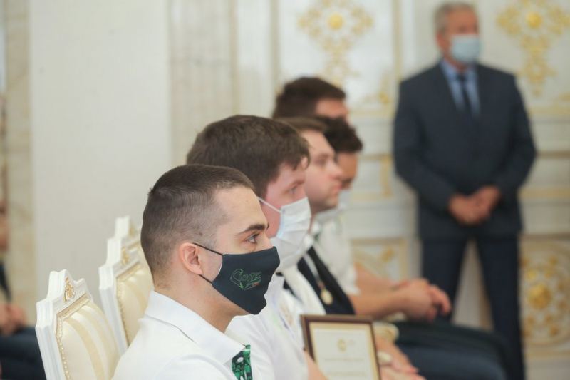 Рустам Минниханов &mdash; &laquo;Синтезу&raquo;: &laquo;Вы заслуженно стали чемпионами&raquo;