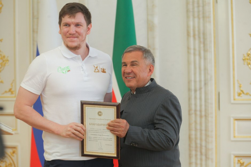 Рустам Минниханов &mdash; &laquo;Синтезу&raquo;: &laquo;Вы заслуженно стали чемпионами&raquo;