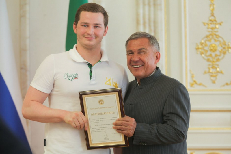 Рустам Минниханов &mdash; &laquo;Синтезу&raquo;: &laquo;Вы заслуженно стали чемпионами&raquo;